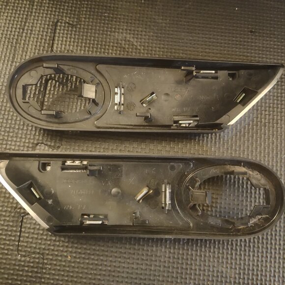 2007-2015 MINI COOPER S Front Fender Turn Signal Side Scuttles - Picture 4 of 4